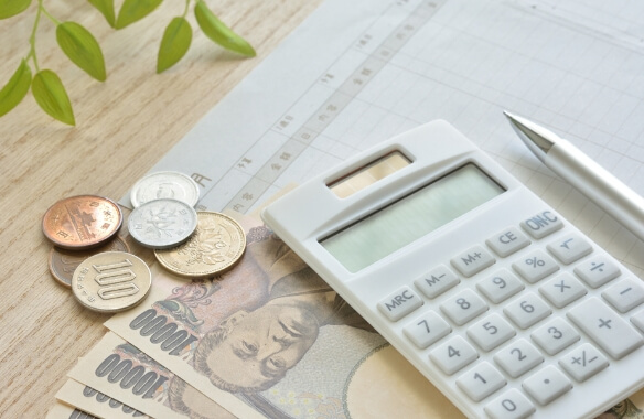 お金と電卓の画像
